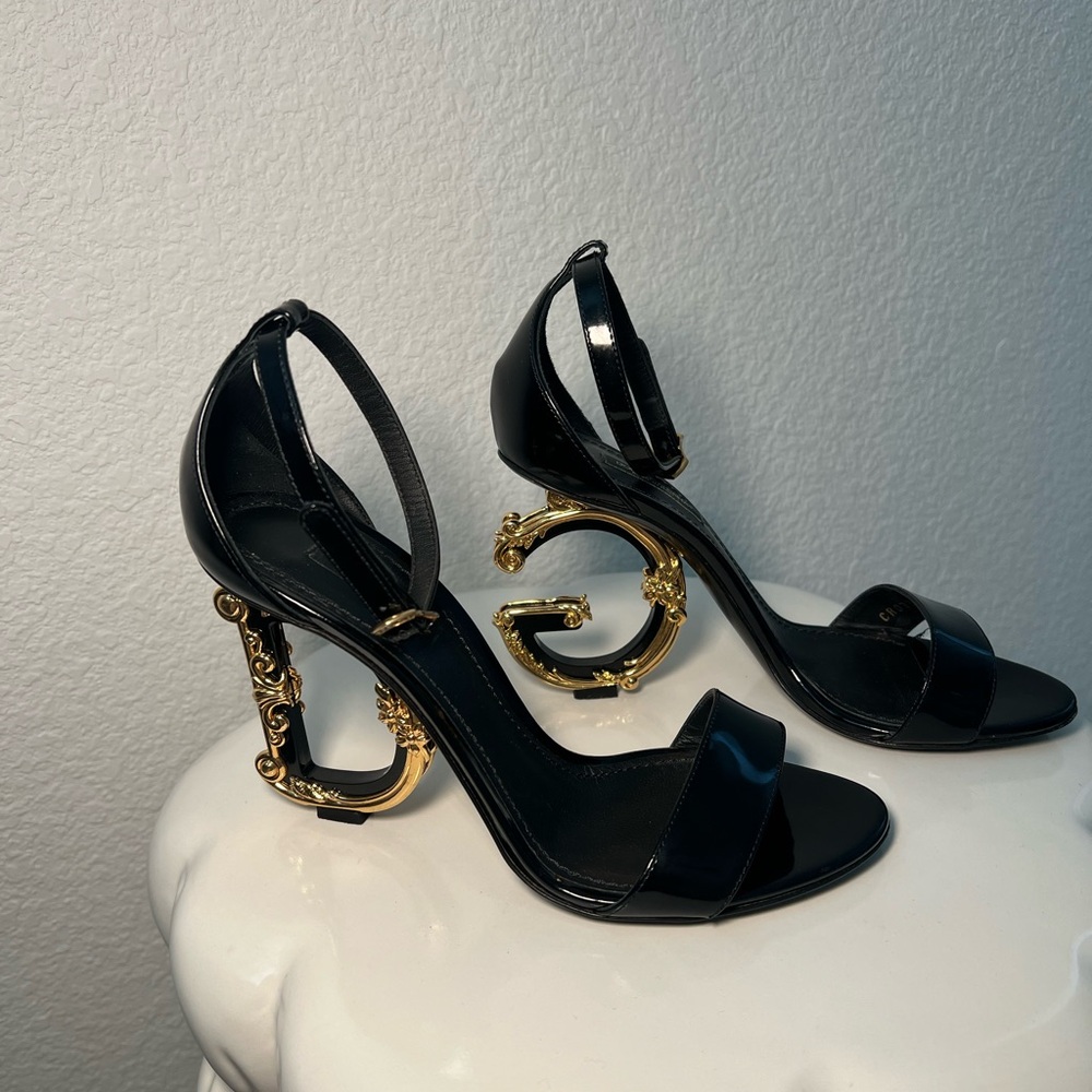 Dolce & Gabbana Black Patent Leather sandals with baroque DG detail - Picture 4 of 17